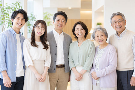 年齢層が様々な人物の集合写真