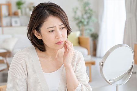 悩んでいる女性