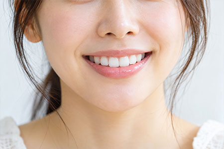 綺麗な前歯の女性